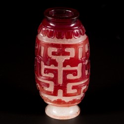 Een glazen snuff bottle gedecoreerd met draken, China, 19e eeuw.
