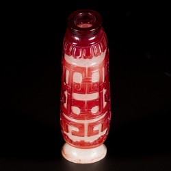 Een glazen snuff bottle gedecoreerd met draken, China, 19e eeuw.