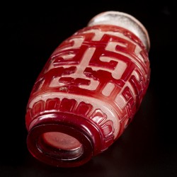 Een glazen snuff bottle gedecoreerd met draken, China, 19e eeuw.