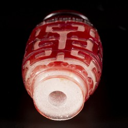 Een glazen snuff bottle gedecoreerd met draken, China, 19e eeuw.