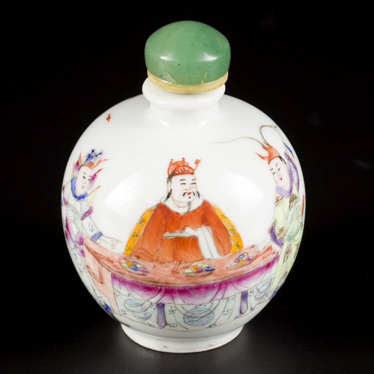 Een porseleinen famille rose snuff bottle, gedecoreerd met hoffelijkheden, China, circa 1900.