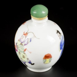 Een porseleinen famille rose snuff bottle, gedecoreerd met hoffelijkheden, China, circa 1900.