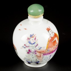 Een porseleinen famille rose snuff bottle, gedecoreerd met hoffelijkheden, China, circa 1900.