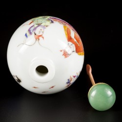 Een porseleinen famille rose snuff bottle, gedecoreerd met hoffelijkheden, China, circa 1900.