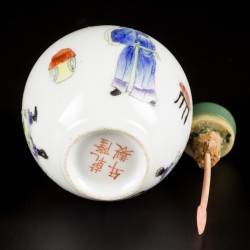 Een porseleinen famille rose snuff bottle, gedecoreerd met hoffelijkheden, China, circa 1900.