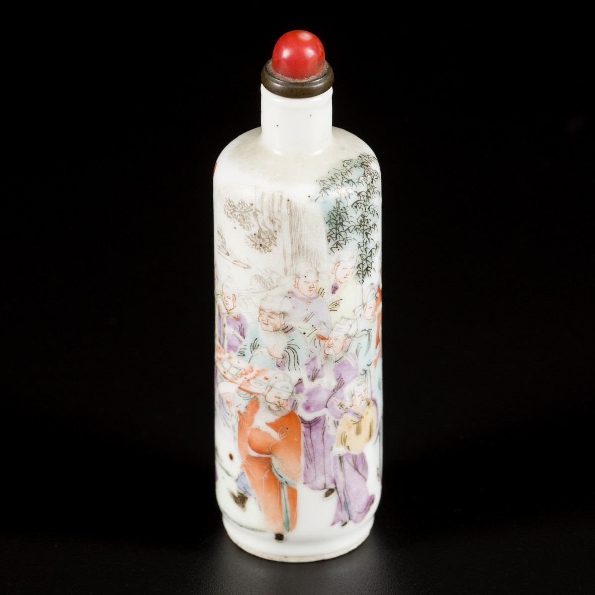 Een porseleinen famille rose snuff bottle, gedecoreerd met hoffelijkheden, China, circa 1900.