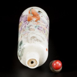 Een porseleinen famille rose snuff bottle, gedecoreerd met hoffelijkheden, China, circa 1900.