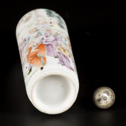 Een porseleinen famille rose snuff bottle, gedecoreerd met hoffelijkheden, China, circa 1900.