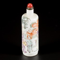 Een porseleinen famille rose snuff bottle, gedecoreerd met hoffelijkheden, China, circa 1900.