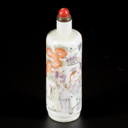 Een porseleinen famille rose snuff bottle, gedecoreerd met hoffelijkheden, China, circa 1900.