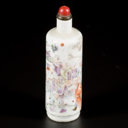 Een porseleinen famille rose snuff bottle, gedecoreerd met hoffelijkheden, China, circa 1900.