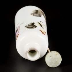 Een porseleinen snuff bottle gedecoreerd met hanen, China, 19e eeuw.
