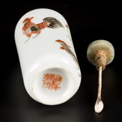 Een porseleinen snuff bottle gedecoreerd met hanen, China, 19e eeuw.