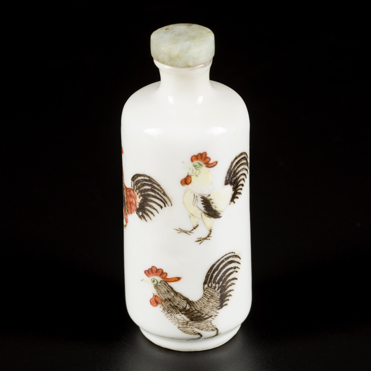 Een porseleinen snuff bottle gedecoreerd met hanen, China, 19e eeuw.
