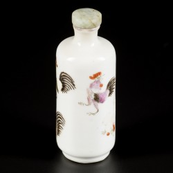 Een porseleinen snuff bottle gedecoreerd met hanen, China, 19e eeuw.