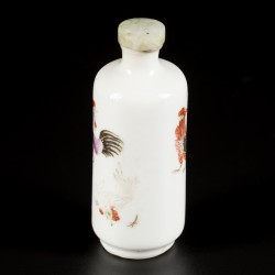 Een porseleinen snuff bottle gedecoreerd met hanen, China, 19e eeuw.