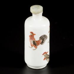 Een porseleinen snuff bottle gedecoreerd met hanen, China, 19e eeuw.