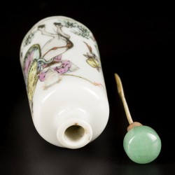 Een porseleinen snuff bottle met decor van een wijze op een ezel, China, 19e eeuw.