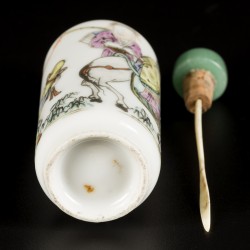 Een porseleinen snuff bottle met decor van een wijze op een ezel, China, 19e eeuw.