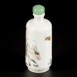Een porseleinen snuff bottle met decor van een wijze op een ezel, China, 19e eeuw.