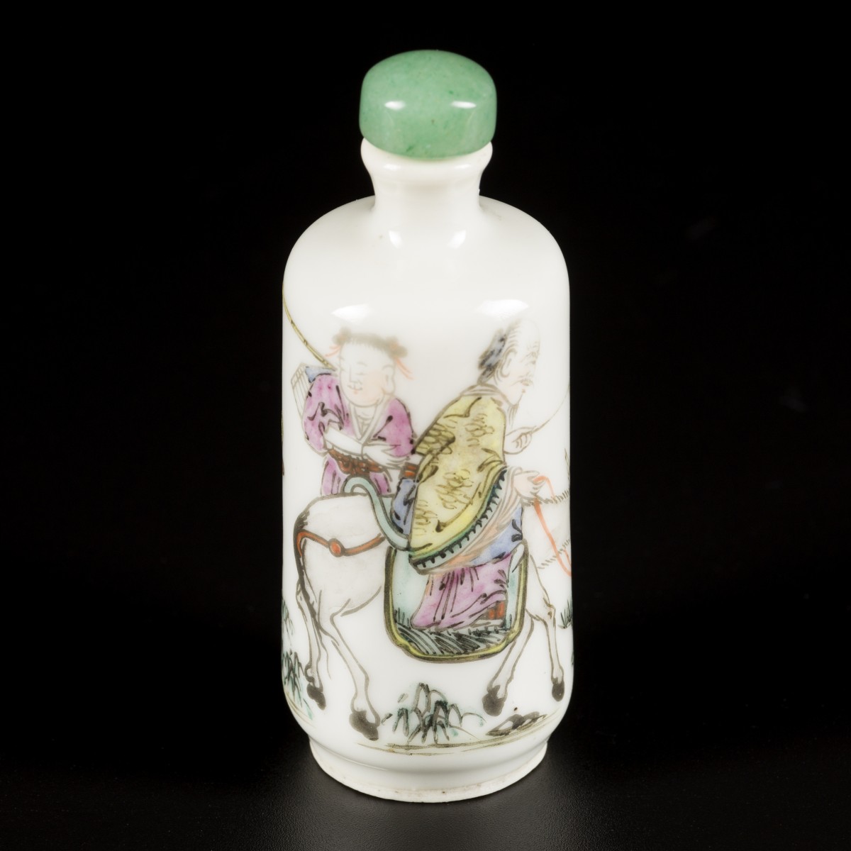 Een porseleinen snuff bottle met decor van een wijze op een ezel, China, 19e eeuw.