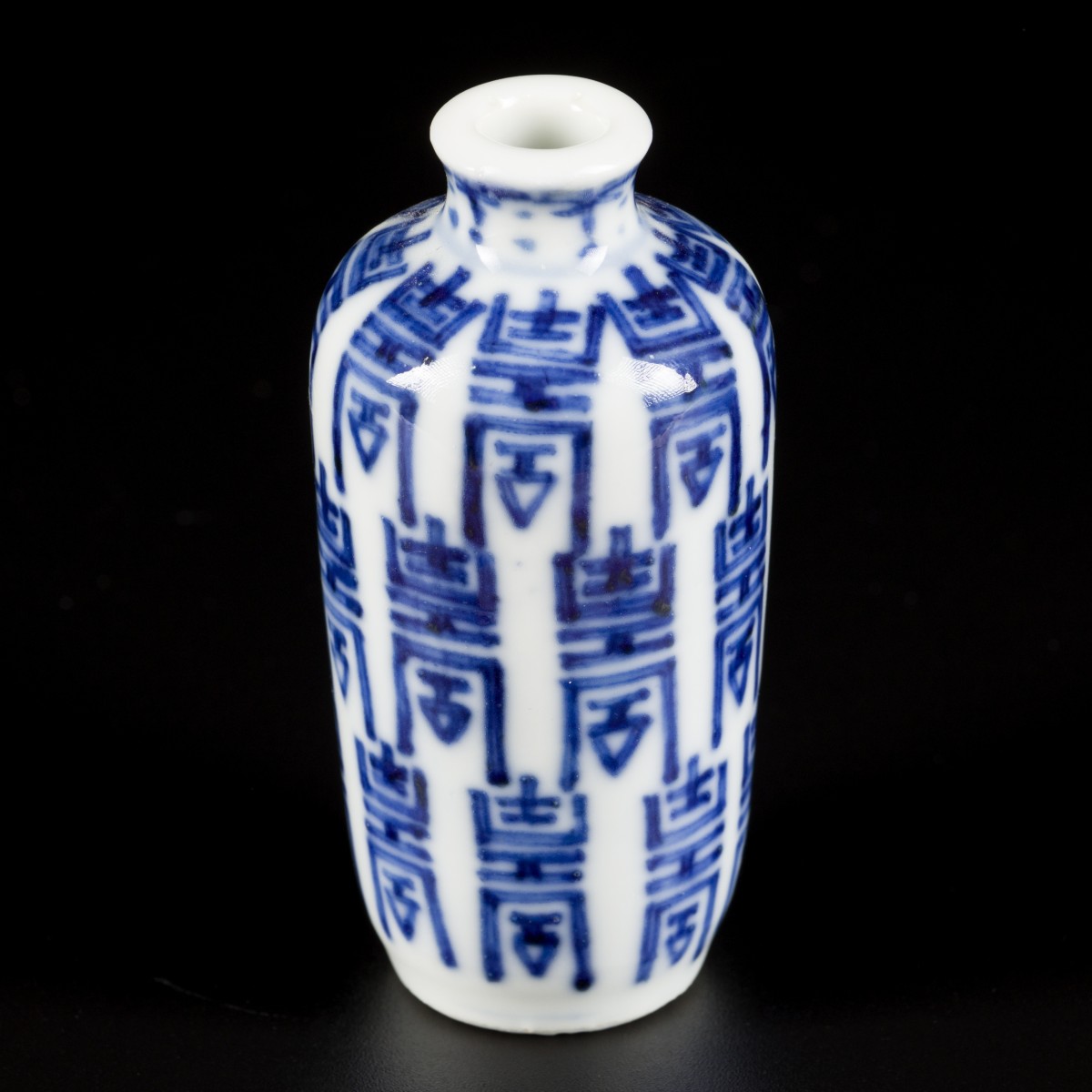 Een porseleinen snuff bottle gedecoreerd met shou karakters, gemerkt Qianglong, China, 19e eeuw.