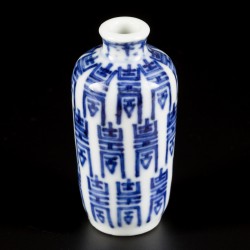 Een porseleinen snuff bottle gedecoreerd met shou karakters, gemerkt Qianglong, China, 19e eeuw.