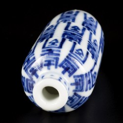 Een porseleinen snuff bottle gedecoreerd met shou karakters, gemerkt Qianglong, China, 19e eeuw.
