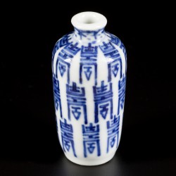 Een porseleinen snuff bottle gedecoreerd met shou karakters, gemerkt Qianglong, China, 19e eeuw.