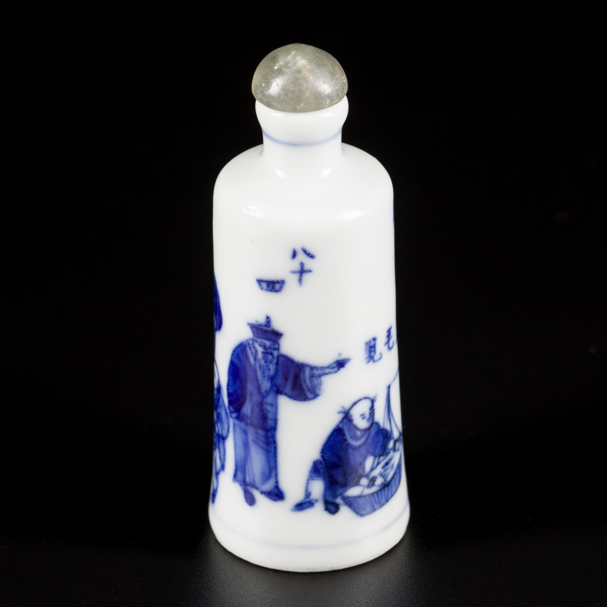 Een porseleinen snuff bottle gedecoreerd met straatartiesten, gemerkt Yongzheng, China, 19e eeuw.