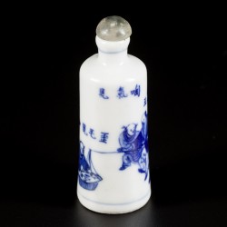 Een porseleinen snuff bottle gedecoreerd met straatartiesten, gemerkt Yongzheng, China, 19e eeuw.