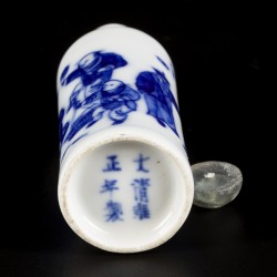 Een porseleinen snuff bottle gedecoreerd met straatartiesten, gemerkt Yongzheng, China, 19e eeuw.