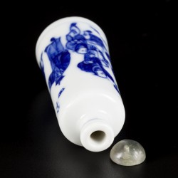 Een porseleinen snuff bottle gedecoreerd met straatartiesten, gemerkt Yongzheng, China, 19e eeuw.