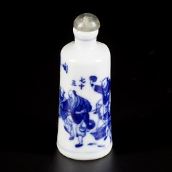 Een porseleinen snuff bottle gedecoreerd met straatartiesten, gemerkt Yongzheng, China, 19e eeuw.