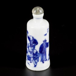 Een porseleinen snuff bottle gedecoreerd met straatartiesten, gemerkt Yongzheng, China, 19e eeuw.