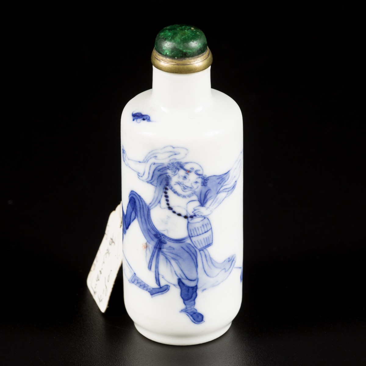 Een porseleinen snuff bottle met decor van vechtende figuren, China, 19e eeuw.