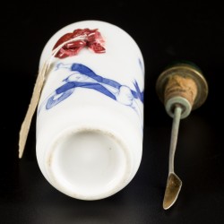 Een porseleinen snuff bottle met decor van vechtende figuren, China, 19e eeuw.