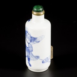 Een porseleinen snuff bottle met decor van vechtende figuren, China, 19e eeuw.