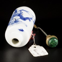 Een porseleinen snuff bottle met decor van vechtende figuren, China, 19e eeuw.