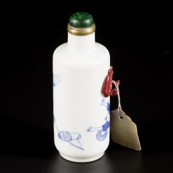 Een porseleinen snuff bottle met decor van vechtende figuren, China, 19e eeuw.