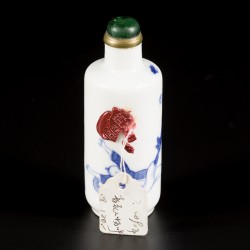 Een porseleinen snuff bottle met decor van vechtende figuren, China, 19e eeuw.