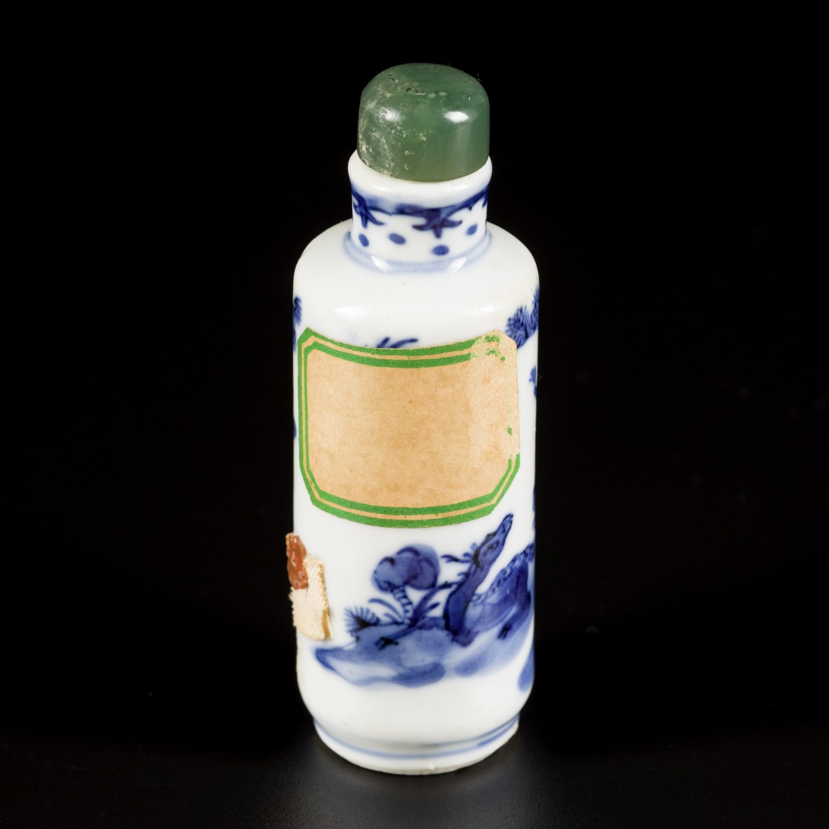 Een porseleinen snuff bottle gedecoreerd met apen in bomen, China, 19e eeuw.