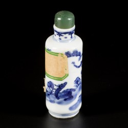 Een porseleinen snuff bottle gedecoreerd met apen in bomen, China, 19e eeuw.