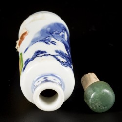 Een porseleinen snuff bottle gedecoreerd met apen in bomen, China, 19e eeuw.