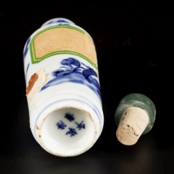 Een porseleinen snuff bottle gedecoreerd met apen in bomen, China, 19e eeuw.