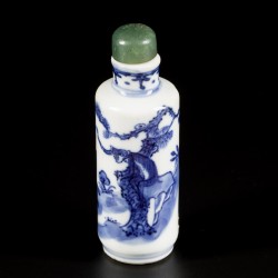 Een porseleinen snuff bottle gedecoreerd met apen in bomen, China, 19e eeuw.