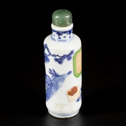 Een porseleinen snuff bottle gedecoreerd met apen in bomen, China, 19e eeuw.