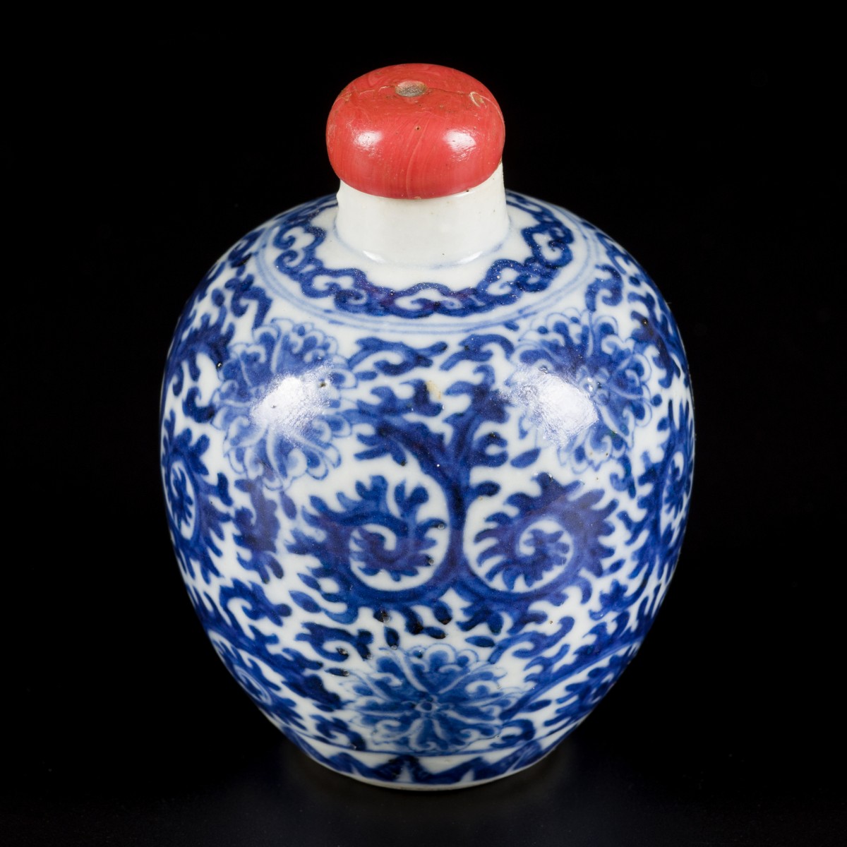 Een porseleinen snuff bottle met floraal decor, gemerkt Kangxi, China, 19e eeuw.