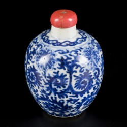 Een porseleinen snuff bottle met floraal decor, gemerkt Kangxi, China, 19e eeuw.