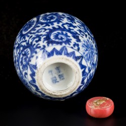 Een porseleinen snuff bottle met floraal decor, gemerkt Kangxi, China, 19e eeuw.